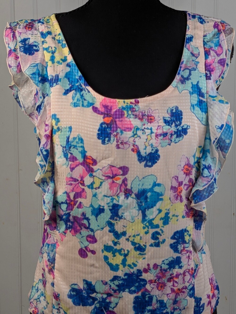 Candie's Medium Romantic Floral Ruffle Sleeve Top